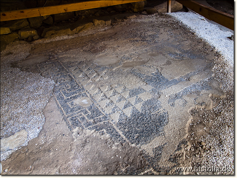 Tymbriada in Pisidien - Mosaik-Reste im Eingangsbereich der Höhle hinter dem Eurymedon-Heiligtum