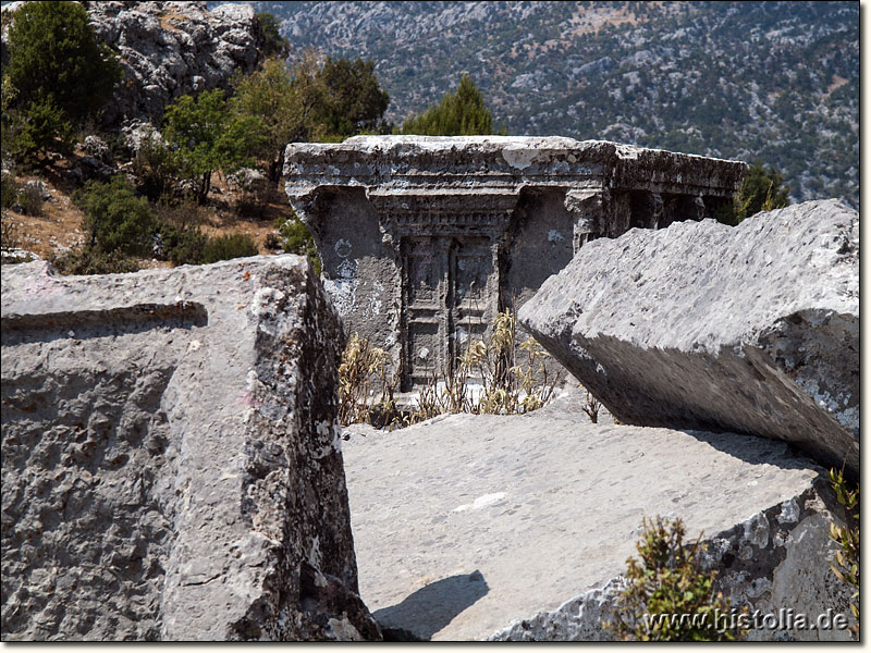 Zorzela in Pisidien - Sarkophag mit "Hades-Tor" in der Nekropole von Zorzela