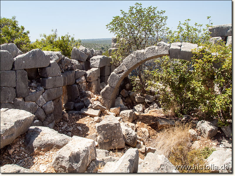 Adamkayalar in Kilikien - Mauern einer Befestigungsanlage/Burg am Rand der Schlucht