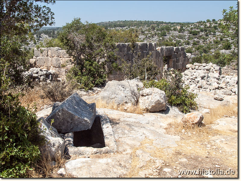 Adamkayalar in Kilikien - Sarkophag vor den Mauern einer Befestigungsanlage/Burg am Rand der Schlucht