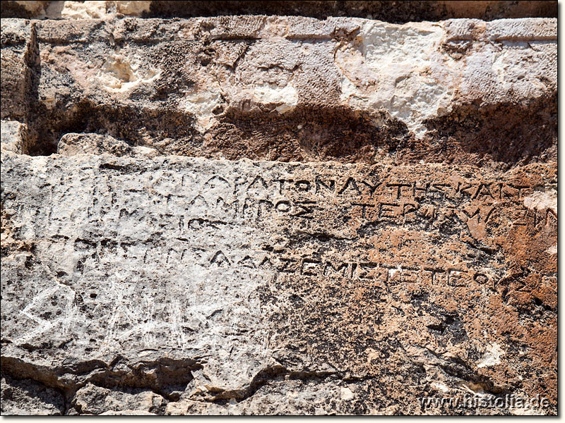 Adamkayalar in Kilikien - Griechische Inschrift unterhalb eines römisches Grabrelief aus dem 1.Jh.v.Chr.