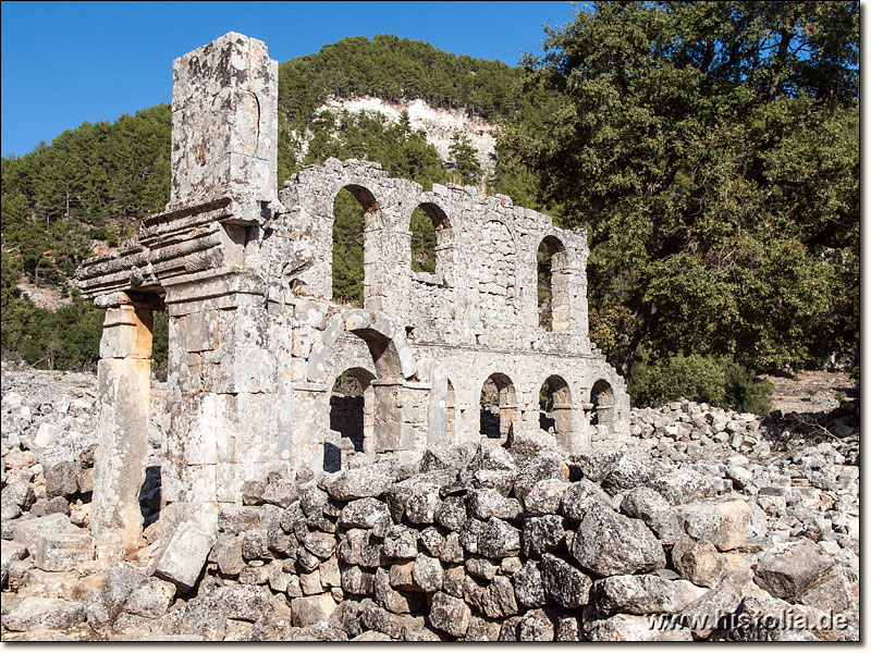 Alakilise in Lykien - Einzig noch stehende Außenmauer und Eingangsbereich der Basilika