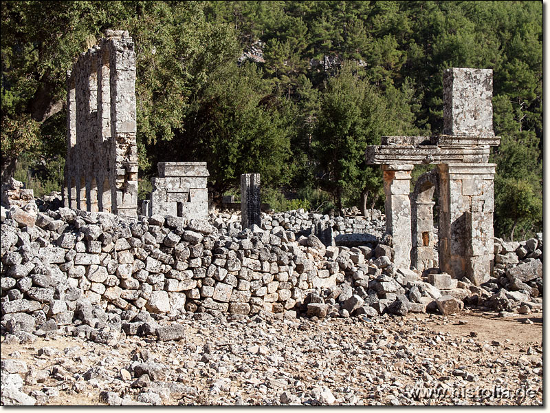 Alakilise in Lykien - Einzig noch stehende Außenmauer und Eingangsbereich der Basilika