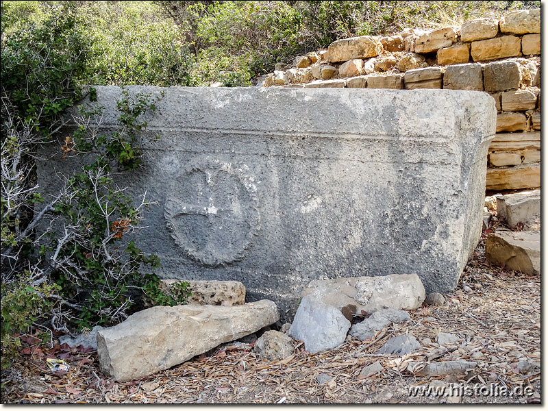 Aphrodisias in Kilikien - Sarkophag mit byzantinischem Kreuzsymbol neben Basilika von Aphrodisias