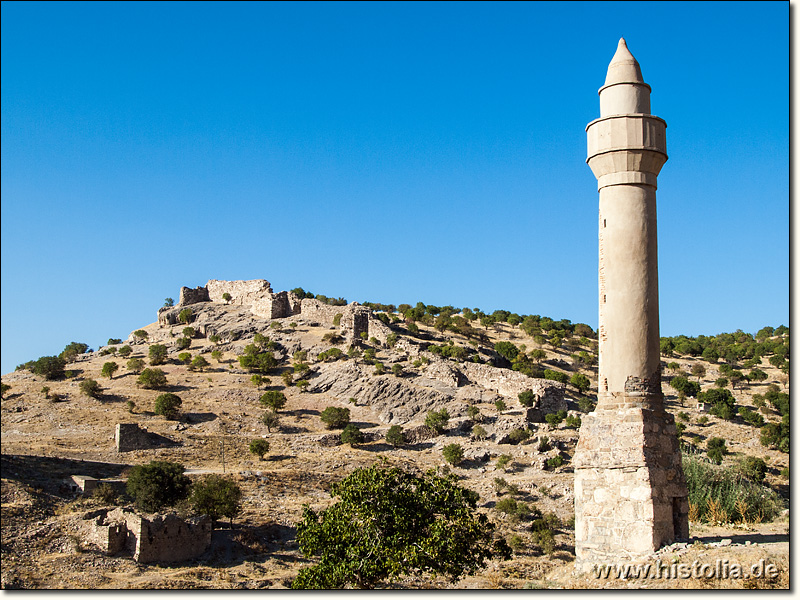 Apollonia in Pisidien - Mittelalterliches Minaret vor dem Akropolis-Berg und den Festungsmauern