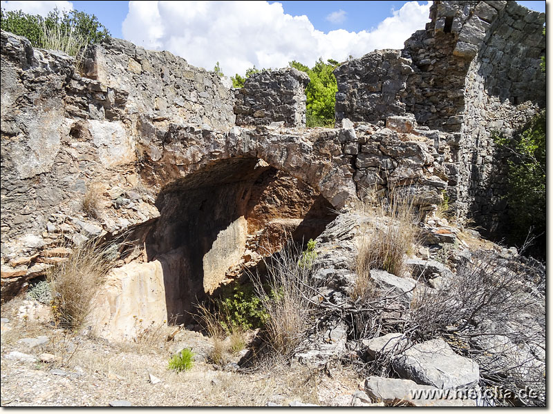 Biçkici Manastiri in Kilikien - Großes Wohn- bzw. Arbeitsgebäude mit tief eingebauter Zisterne