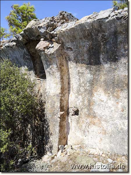 Biçkici Manastiri in Kilikien - Stütze eines Gewölbebogens eines Wohnhauses mit Putz an den Wänden