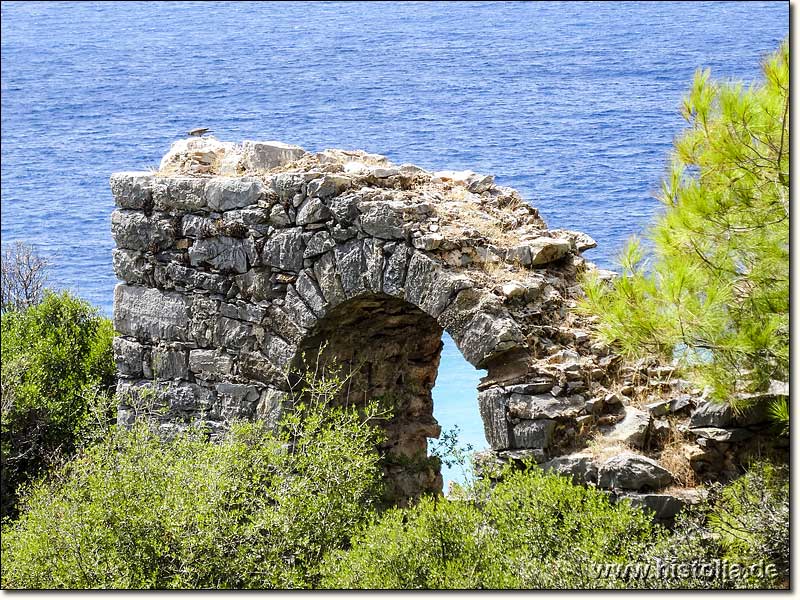 Biçkici Manastiri in Kilikien - Torbogen in den Gebäudereste der Klosteranlage