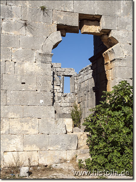 Cambazli in Kilikien - Blick durch die Absis in das Hauptschiff der byzantinischen Kirche von Cambazli