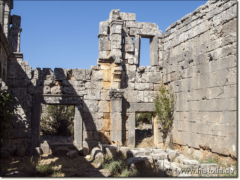 Cambazli in Kilikien - Blick durch das Hauptschiff Säulen der Kirche von Cambazli zu den Türen des Narthex