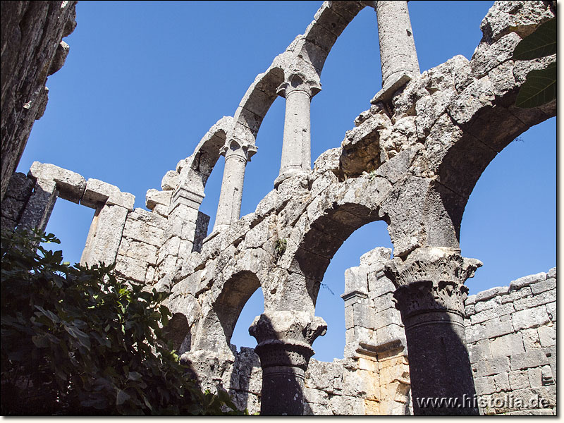 Cambazli in Kilikien - Säulen und korinthische Kapitelle in der byzantinischen Kirche von Cambazli