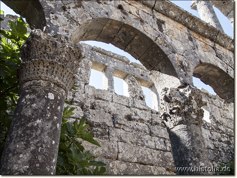 Cambazli in Kilikien - Säulen und korinthische Kapitelle in der byzantinischen Kirche von Cambazli