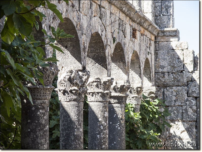 Cambazli in Kilikien - Säulen und korinthische Kapitelle in der byzantinischen Kirche von Cambazli