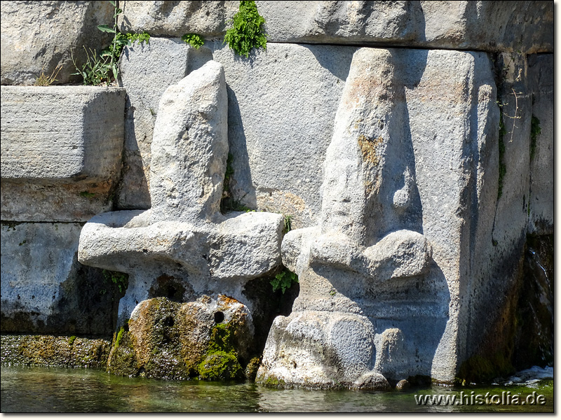 Eflatun-Pinar in Lykaonien - Abbildung verschiedener Berg-Götter am Fuss des großen Götter-Reliefs
