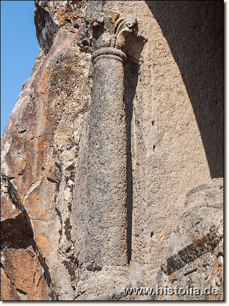 Fasillar in Lykaonien - Säule mit korinthischem Kapitell an der Grabnische des Grabes des Lukianos
