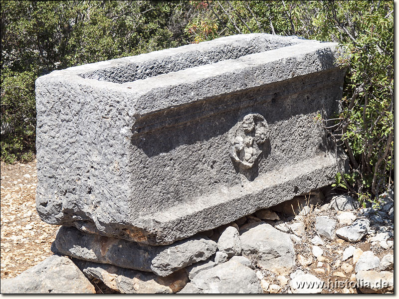 Karakabakli in Kilikien - Ein Sarkophag im Stadtgebiet von Karakabakli