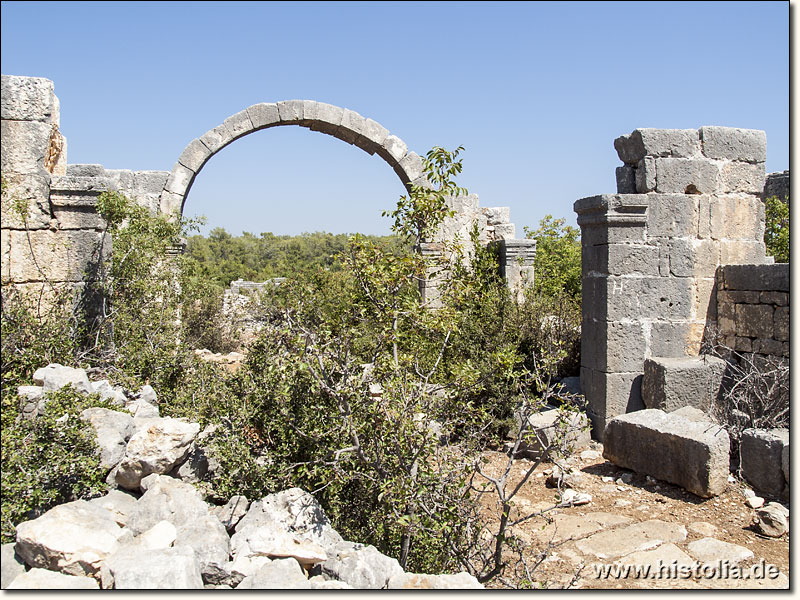 Karakabakli in Kilikien - Reste des Stadttores von Karakabakli; im Anschluß die Straße nach Süden