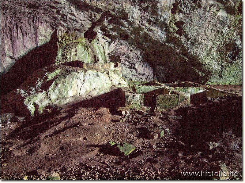 Kocain Magarasi in Pisidien - Für Kultzwecke eingefasste Quelle mit Becken, Wasserlauf und Zisternen