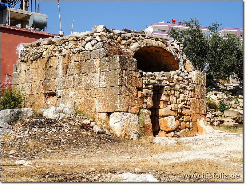 Korasion in Kilikien - Römisches Grabhaus, teilweise repariert und heute als Schuppen genutzt
