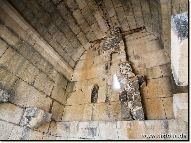 Mezgit-Kale in Kilikien - Innenraum des römischen Tempelgrabes mit nachträglich eingebautem Kamin (ca. 18.Jh.)