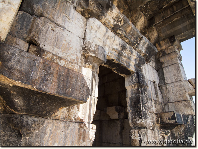 Mezgit-Kale in Kilikien - Haupteingang des Tempelgrabes mit doppeltem Architrav