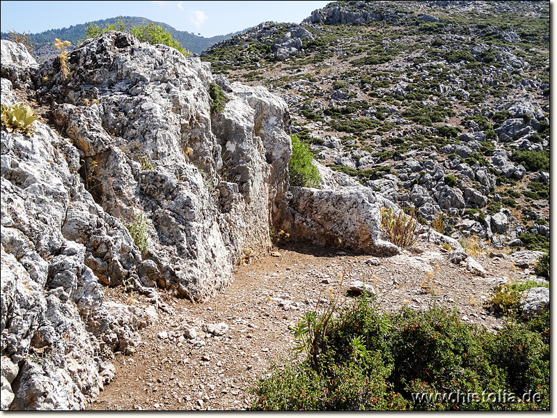 Panemoteichos in Pisidien - Felsräume auf dem Akropolisberg von Panemoteichos