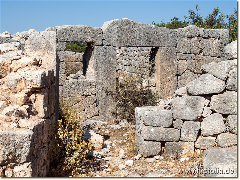 Pasli in Kilikien - Kaiserzeitliche Hausmauern mit Eingang und Fenster