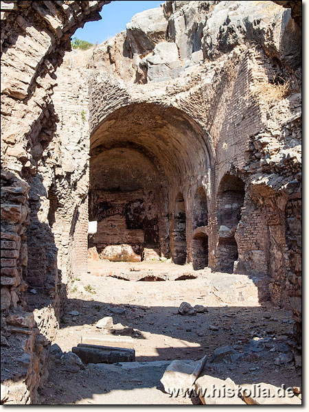 Siebenschläfer-Höhle in Karien - Blick in die Basilika mit Grabnischen und Gräbern unter dem Boden