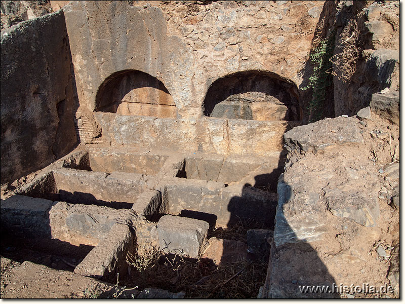 Siebenschläfer-Höhle in Karien - Grabanlage mit Kastengräbern und Grabnischen im Fels oberhalb der Basilika