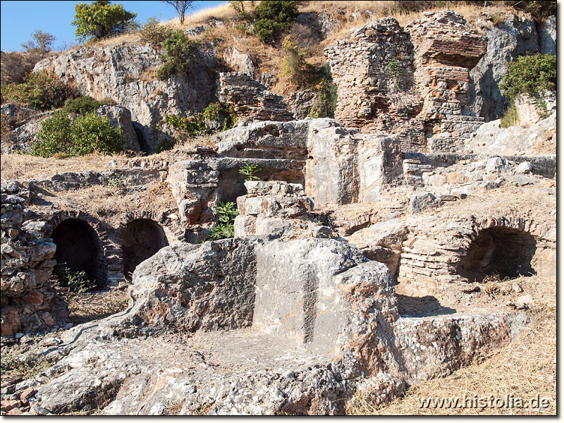 Siebenschläfer-Höhle in Karien - Grabnischen (teilweise gemauert) im Fels oberhalb der Basilika